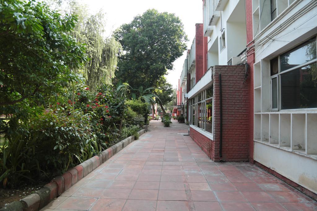 Blue Triangle Family Hostel New Delhi Exterior photo